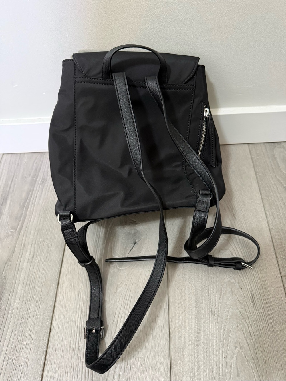 Guess Backpack - Picture 2 of 6
